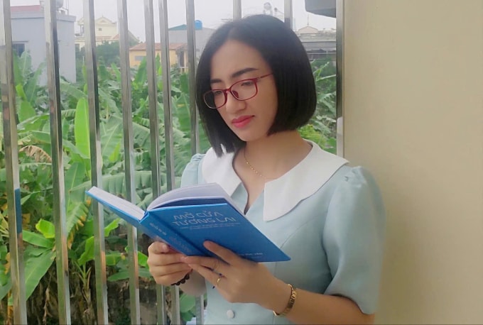 Chị Trà Đông - tác giả bài viết - bên cuốn Mở cửa tương lai. Ảnh: Độc giả cung cấp