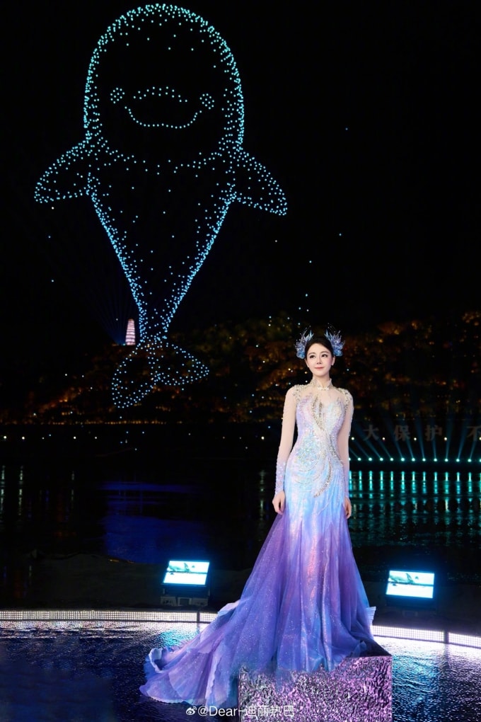 Diễn viên ở phần cuối tiết mục. Ảnh: Weibo Dilraba