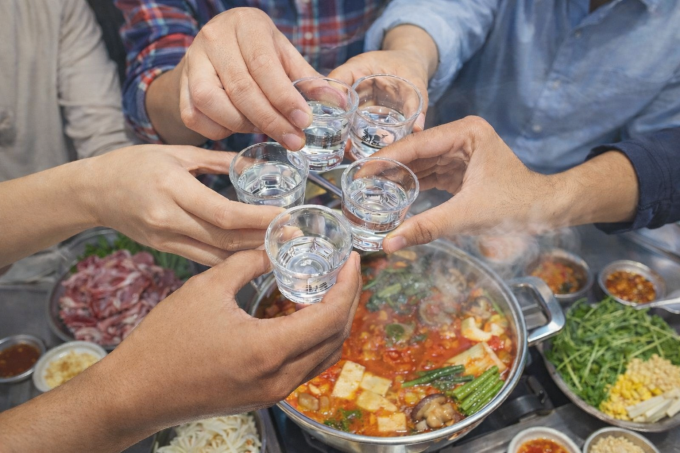 Nên ăn no trước khi uống rượu. Ảnh: Dung Nguyen