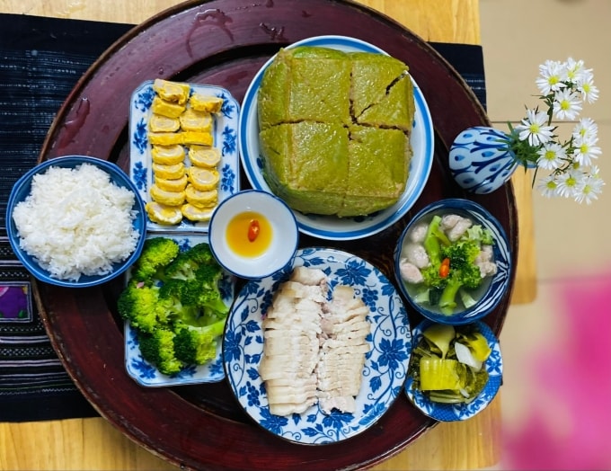 Người tăng huyết áp nên hạn chế ăn dưa muối chua ngày Tết. Ảnh: Thanh Ba