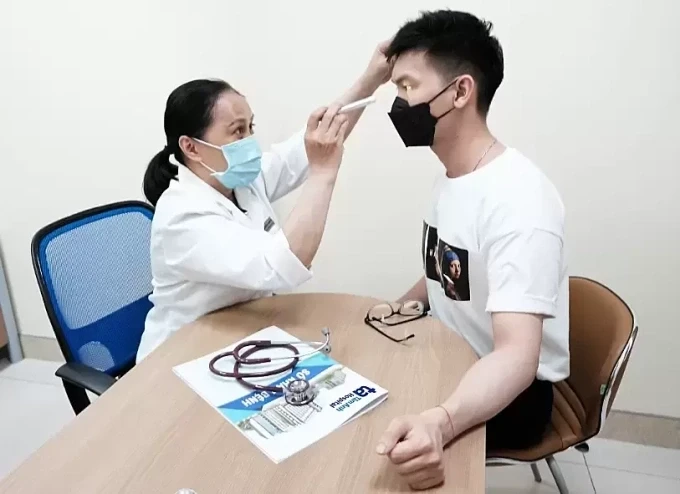 Bác sĩ Tâm đang khám tầm soát đột quỵ cho người bệnh. Ảnh minh họa: Bệnh viện Đa khoa Tâm Anh