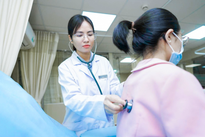 Bác sĩ Diệp khám cho người bệnh. Ảnh minh họa: Bệnh viện Đa khoa Tâm Anh