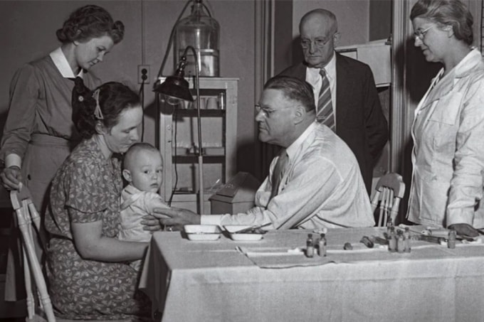 Một em bé được tiêm vaccine phòng ho gà tại Mỹ, năm 1940. Ảnh: Trung tâm Lịch sử Grand Rapids, Thư viện Grand Rapids