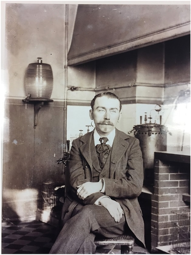 Bác sĩJules Bordet khi đang làm việc trong phòng thí nghiệm Elie Metchnikoff tại Pháp năm 1916. Ảnh: Thư viện Y khoa Mỹ