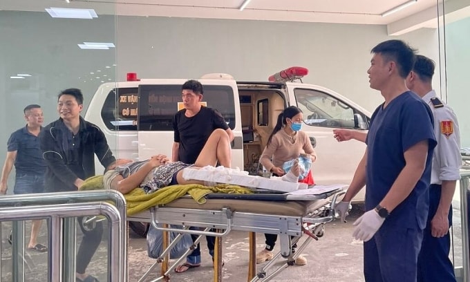 Xe cấp cứu liên tục chở bệnh nhân đến viện. Ảnh: Thu Trang