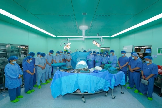 Một phút mặc niệm trước giờ phẫu thuật để tri ân người hiến. Ảnh: Bệnh viện cung cấp
