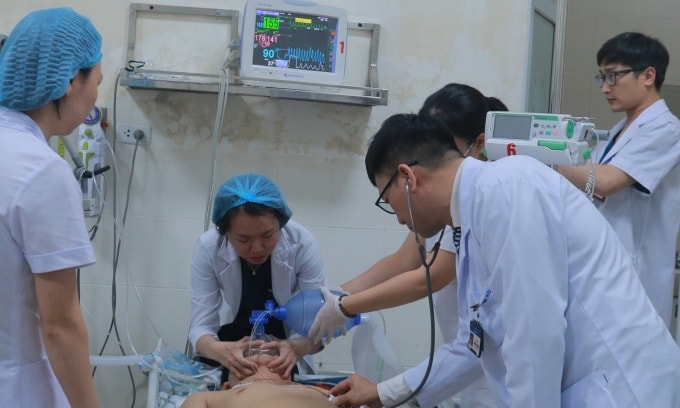 Các bác sĩ Bệnh viện E cấp cứu cho bệnh nhân. Ảnh: Thanh Xuân