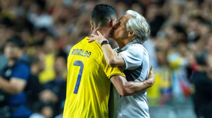 HLV Jorge Jesus phản ứng sau khi rút Cristiano Ronaldo khỏi sân trong một trận đấu của Al Nassr. Ảnh: Eurasia Sport Images