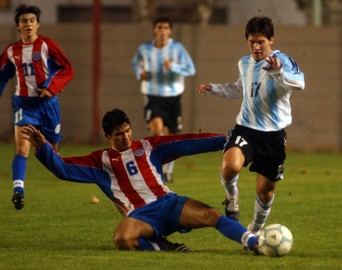 Messi ra mắt cùng đội U20 Argentina trong trận giao hữu với Paraguay ngày 30/6/2004, với tư cách cầu thủ nhà nghề của Barca, đội chiêu mộ anh từ năm 2000, lúc tiền đạo này mới 13 tuổi. Ảnh: AFA