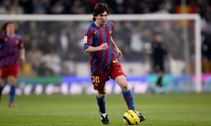 Messi thời chơi cho đội một Barca năm 2004, thời điểm anh bắt đầu khoác áo đội U20 Argentina. Ảnh: Action Images