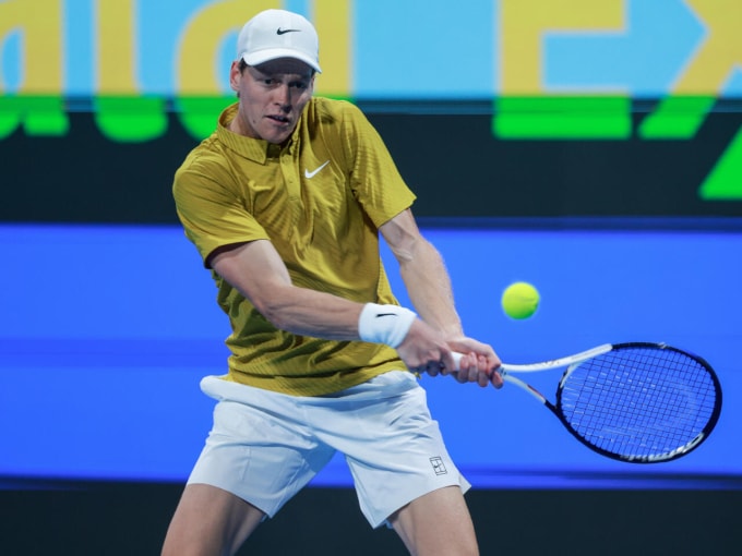 Sinner đánh trái tay trong trận gặp Machac tại vòng hai Qatar Exxonmobil Open, trên sân Trung tâm ở Doha, Qatar hôm 17/2. Ảnh: Reuters