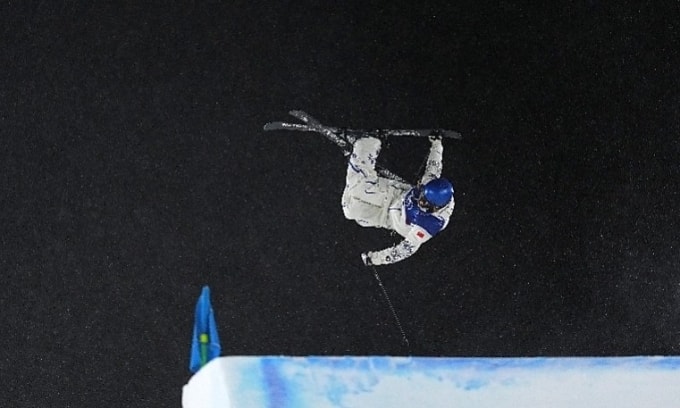 Eileen Gu thi chung kết big air, trượt tuyết tự do nữ ở Olympic mùa Đông tại Livigno, Italy tối 16/2/2026. Ảnh: Xinhua