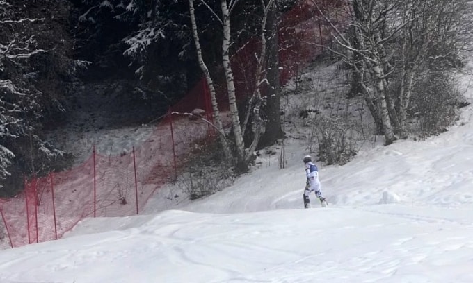 McGrath vào rừng nằm sau khi bị loại ở vị trí dẫn đầu tại nội dung trượt tuyết đổ dốc kỹ thuật, Olympic mùa Đông tại trung tâm trượt tuyết Stelvio, thị trấn Bormio, tỉnh Sondrio, xứ Lombardy, Italy ngày 16/2/2026. Ảnh: AP