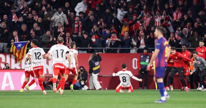 Các cầu thủ Girona mừng bàn của Beltran trong trận thắng Barca 2-1 ở vòng 24 La Liga tối 16/2. Ảnh: AFP