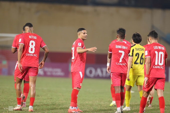 Tiền đạo Công an Hà Nội Rogerio Alves (giữa) thi đấu trong trận gặp Tampines Rovers ở lượt đi vòng 1/8 AFC Champions League Two 2025-2026, trên sân Hàng Đẫy ngày 11/2/2026. Ảnh: Hoàng Huynh