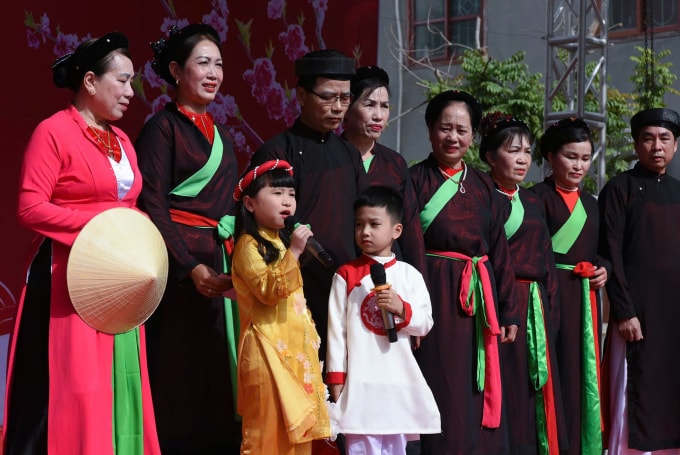 Nhiều em nhỏ ở vùng Tổng Phục được truyền dạy bộ môn nghệ thuật di sản này. Ảnh: Lưu Quang Phổ