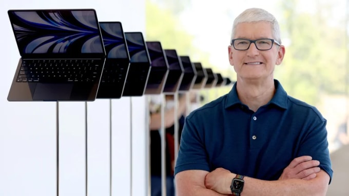 CEO Tim Cook chụp cùng các mẫu MacBook Air mới năm 2024. Justin Sullivan