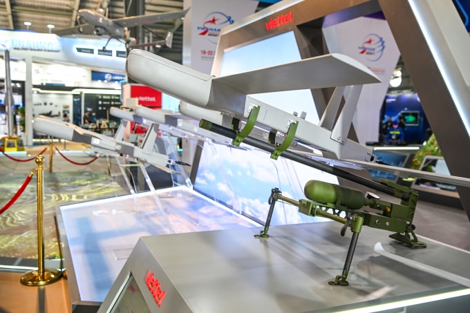Các loại UAV trính sát, tấn công cảm tử được trưng bày tại Triển lãm Quốc phòng quốc tế 2024. Ảnh: Giang Huy