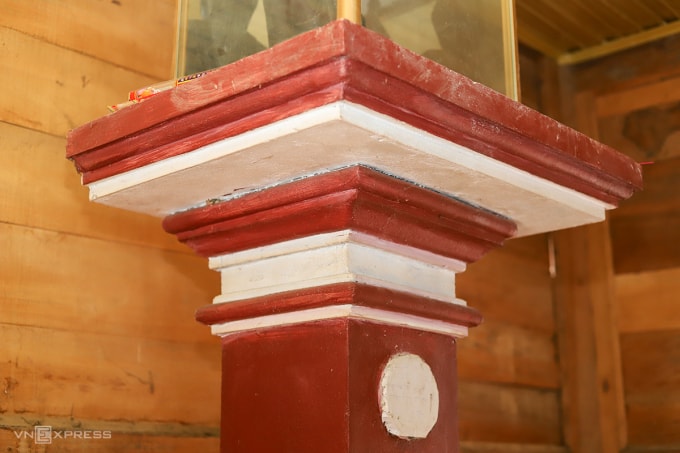 Tượng hiện nay được gắn khung thép, cố định với trụ bêtông, xung quanh được bảo vệ bằng tủ kính. Ảnh: Đức Hùng