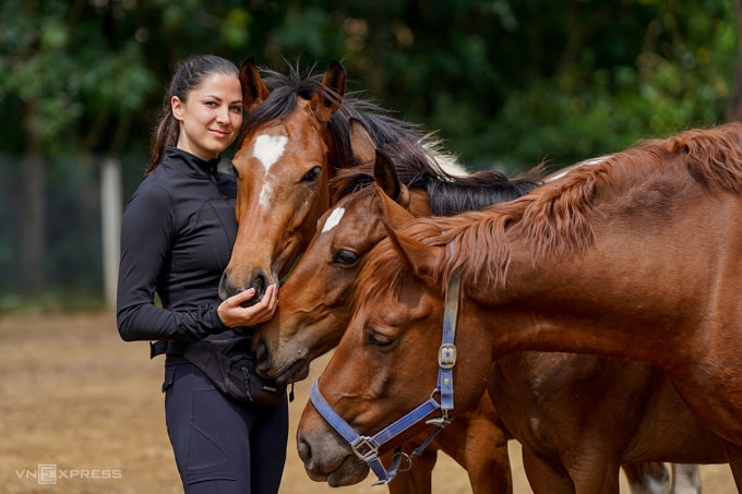Kseniia bên những chú ngựa ở trang trại tại Điện Dương (phường Điện Bàn Đông, TP Đà Nẵng). Ảnh: Nguyễn Đông