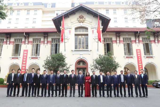 Bộ trưởng Nguyễn Mạnh Hùng, Thứ trưởng Bùi Hoàng Phương cùng Lãnh đạo các đơn vị thuộc Bộ KH&CN chụp ảnh lưu niệm tại Trụ sở Bộ KH&CN