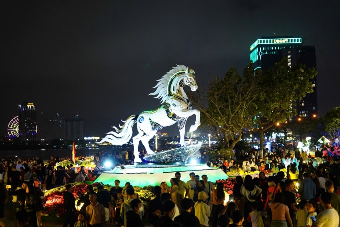 Người dân Đà Nẵng tề tựu gần linh vật Kim Mã bên bờ sông Hàn trong đêm giao thừa, trong thời tiết đẹp. Ảnh: Văn Đông