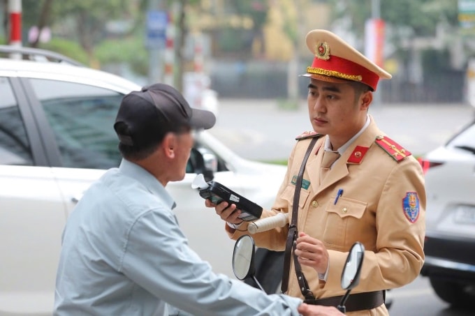 CSGT xử lý vi phạm nồng độ cồn tại Hà Nội. Ảnh: Cục CSGT