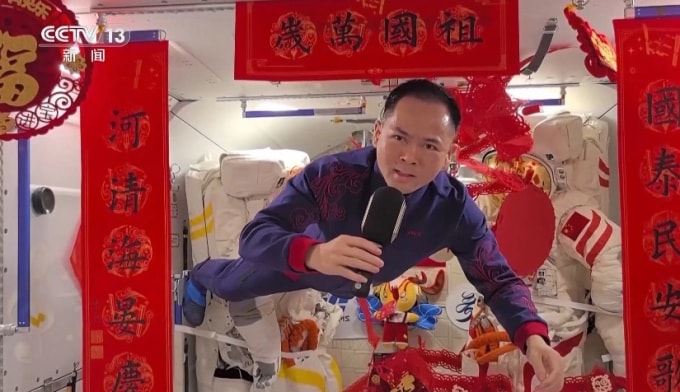 Phi hành gia Trung Quốc hát karaoke ngoài vũ trụ. Ảnh: CCTV