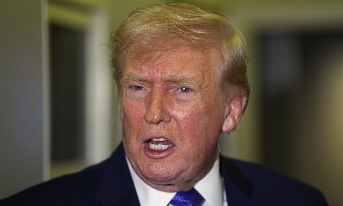 Tổng thống Mỹ Donald Trump phát biểu trên chuyên cơ Không lực Một hôm 16/2. Ảnh: AP