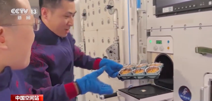 Bánh nướng được chuẩn bị cho tiệc giao thừa. Ảnh: CCTV