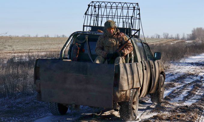 Binh sĩ Ukraine tại tiền tuyến ở tỉnh Zaporizhzhia hôm 10/2. Ảnh: AP