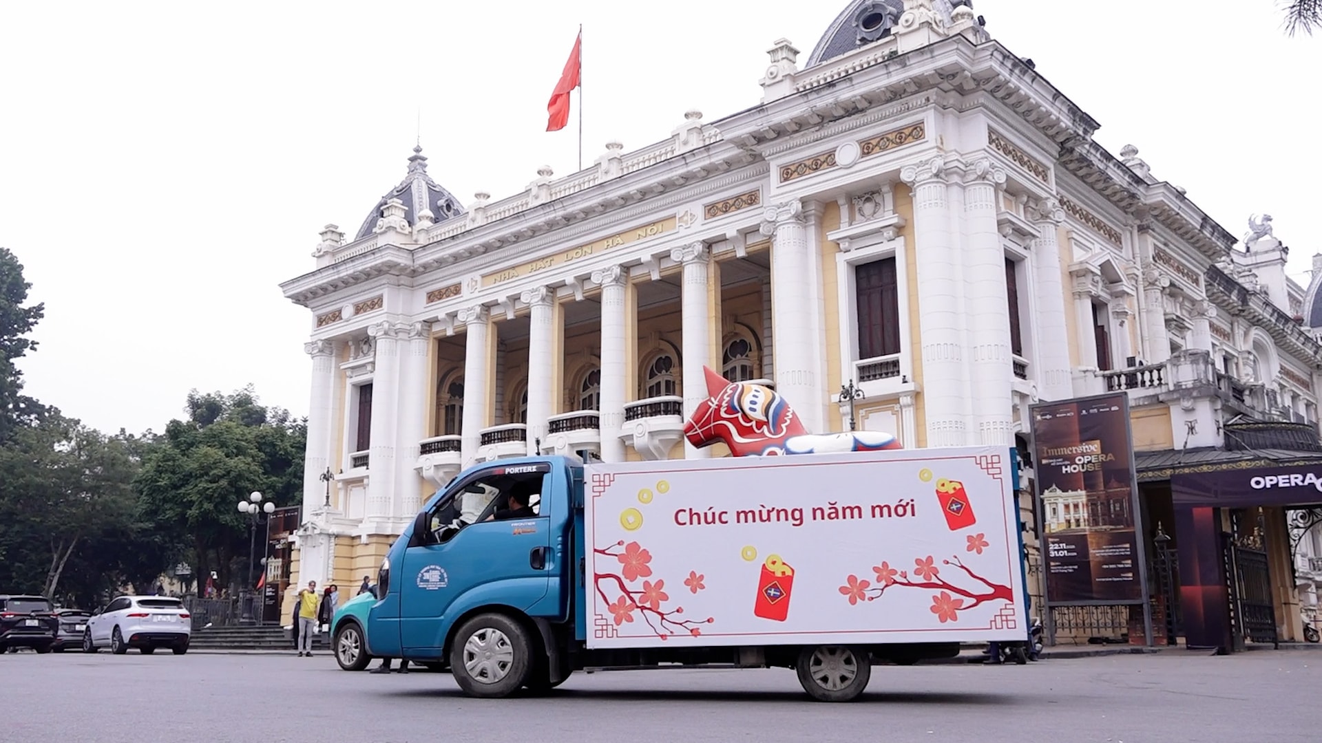 Chú ngựa Thụy Điển khổng lồ dạo phố Hà Nội