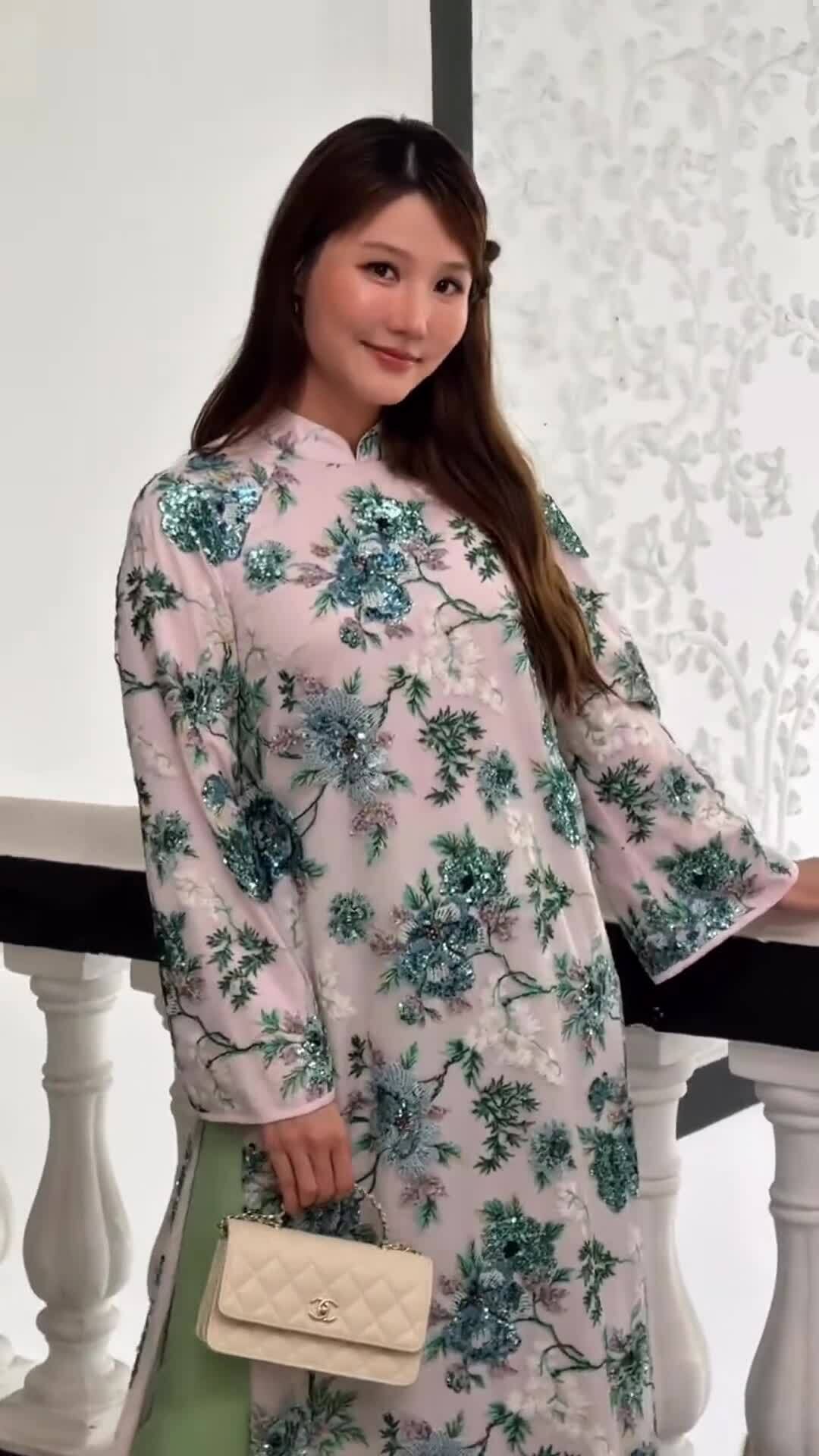 Diễm My 9x diện áo dài dự tiệc đầu năm