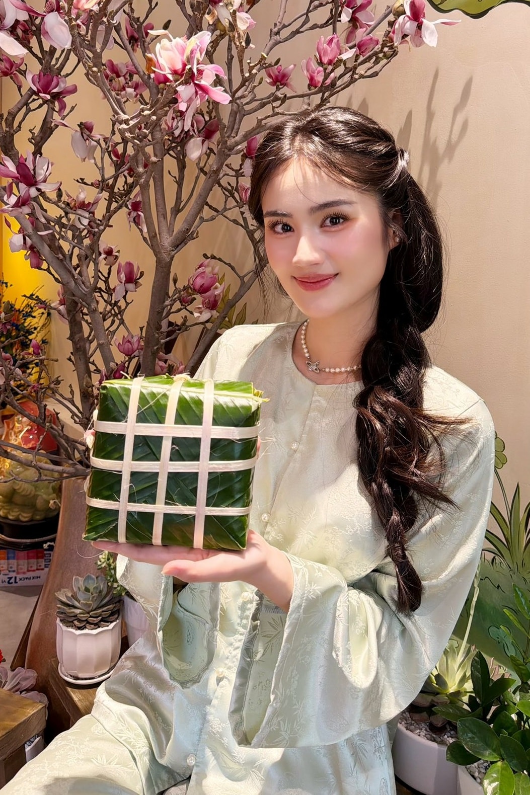 Ý Nhi diện áo bà ba đón Tết Bính Ngọ ở sự kiện