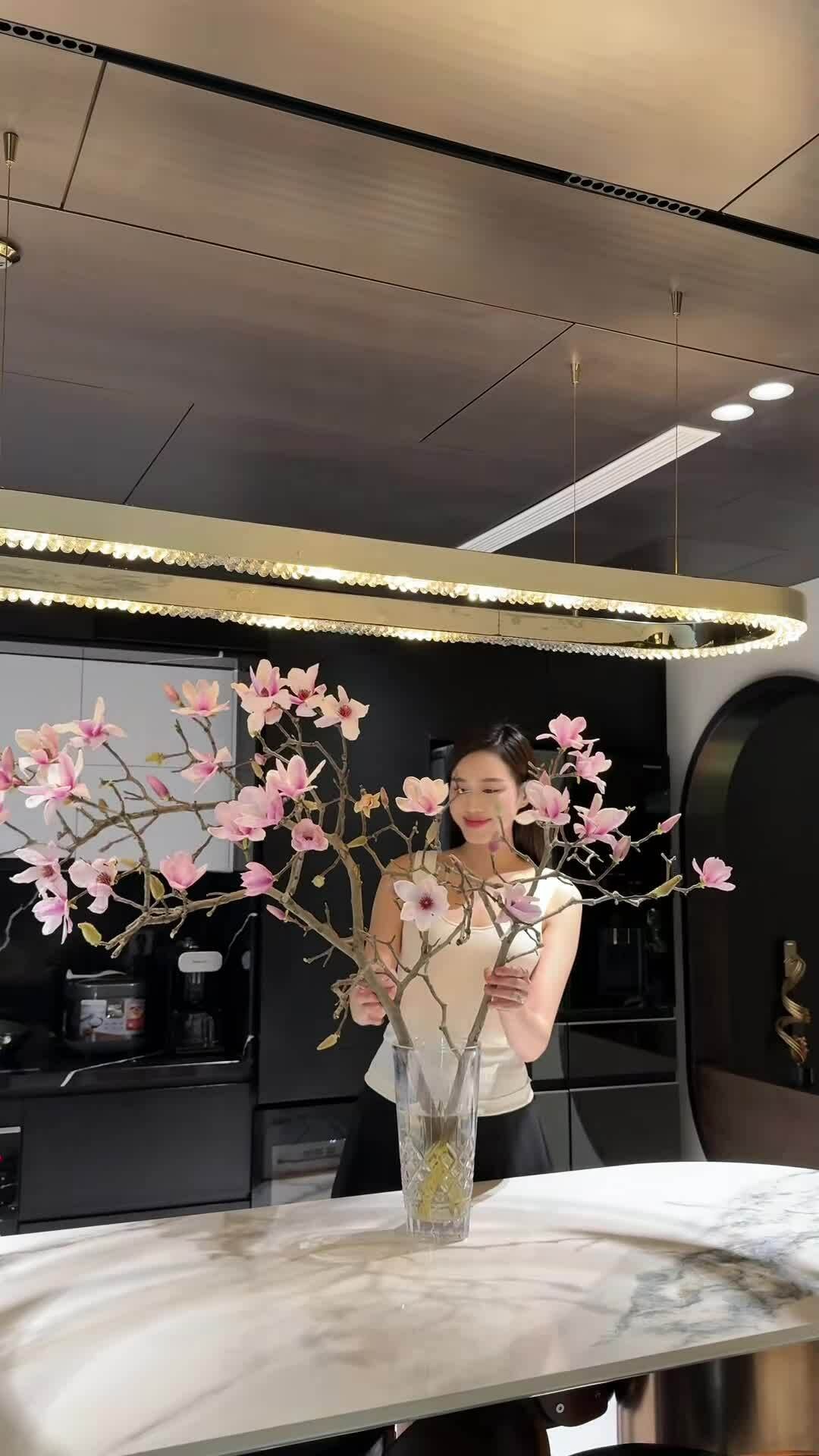 Đỗ Thị Hà cắm hoa mao lương ngày Tết