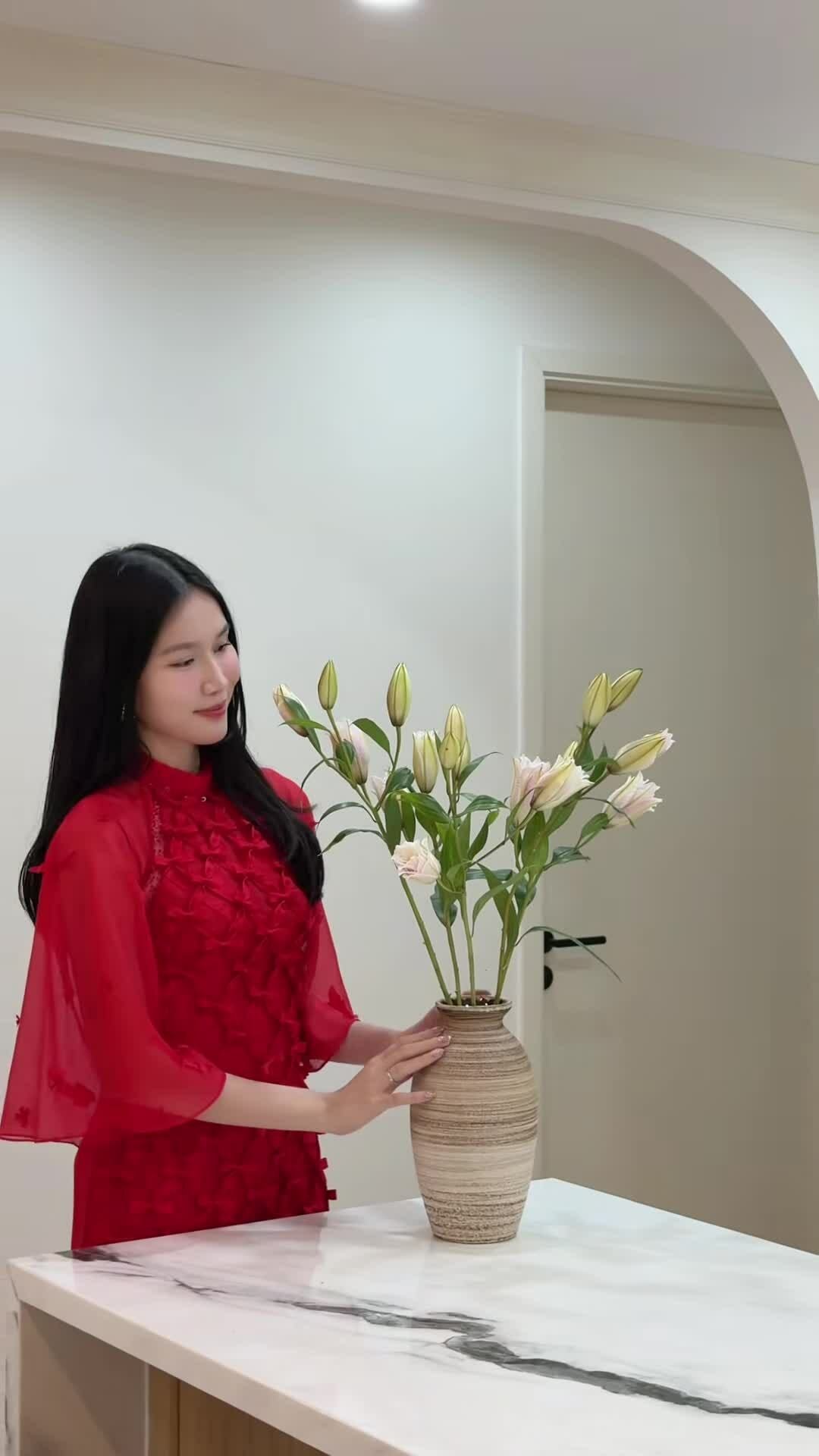 Á hậu Phương Anh cắm hoa đón Tết Bính Ngọ