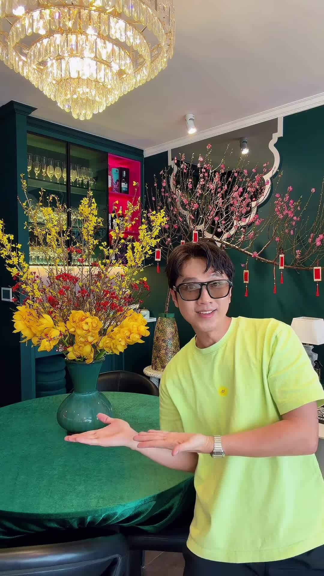 Minh Xù cắm hoa đón Tết Bính Ngọ