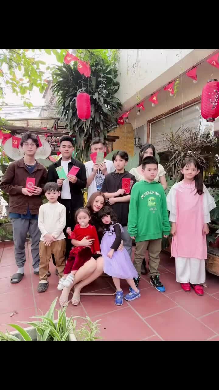 Chi Pu mừng tuổi người thân năm mới