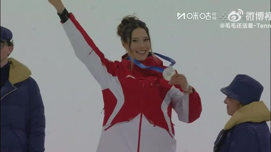 'Công chúa tuyết' Eileen Gu phản ứng khi giành HC bạc Olympic