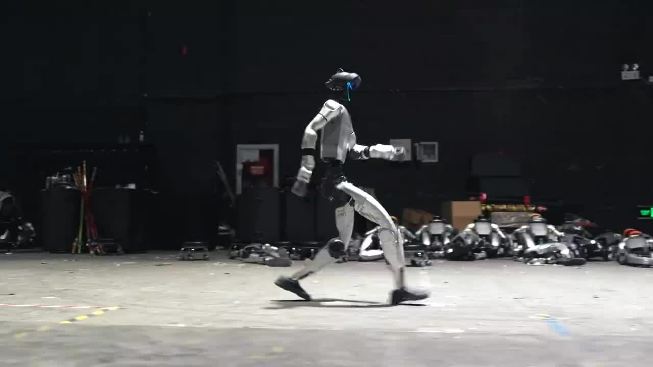 Hậu trường robot Trung Quốc tập parkour, múa côn cho gala năm mới