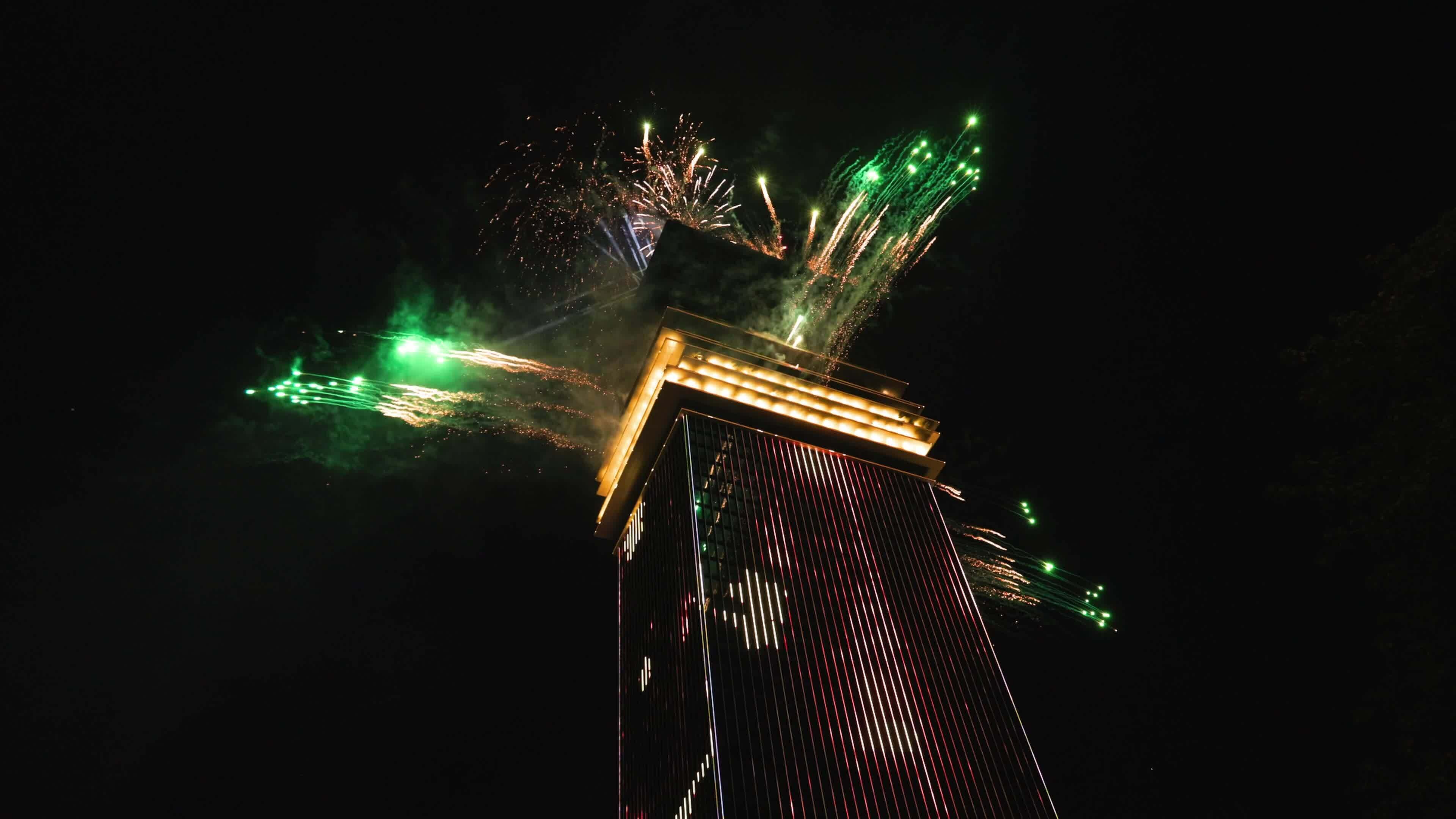 Pháo hoa rực sáng từ tòa tháp 55 tầng tại TP HCM