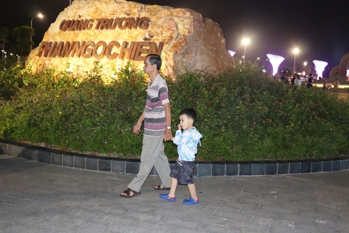 VIDEO: Quảng trường 278 tỉ đồng ở Cà Mau nhộn nhịp ngày Tết - Ảnh 11.