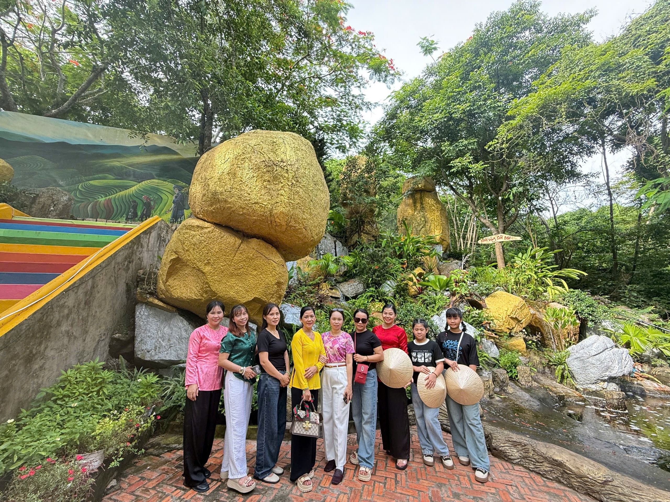 Mùng 1 Tết, “biển người” đổ về Miếu Bà Chúa Xứ núi Sam - Ảnh 10.