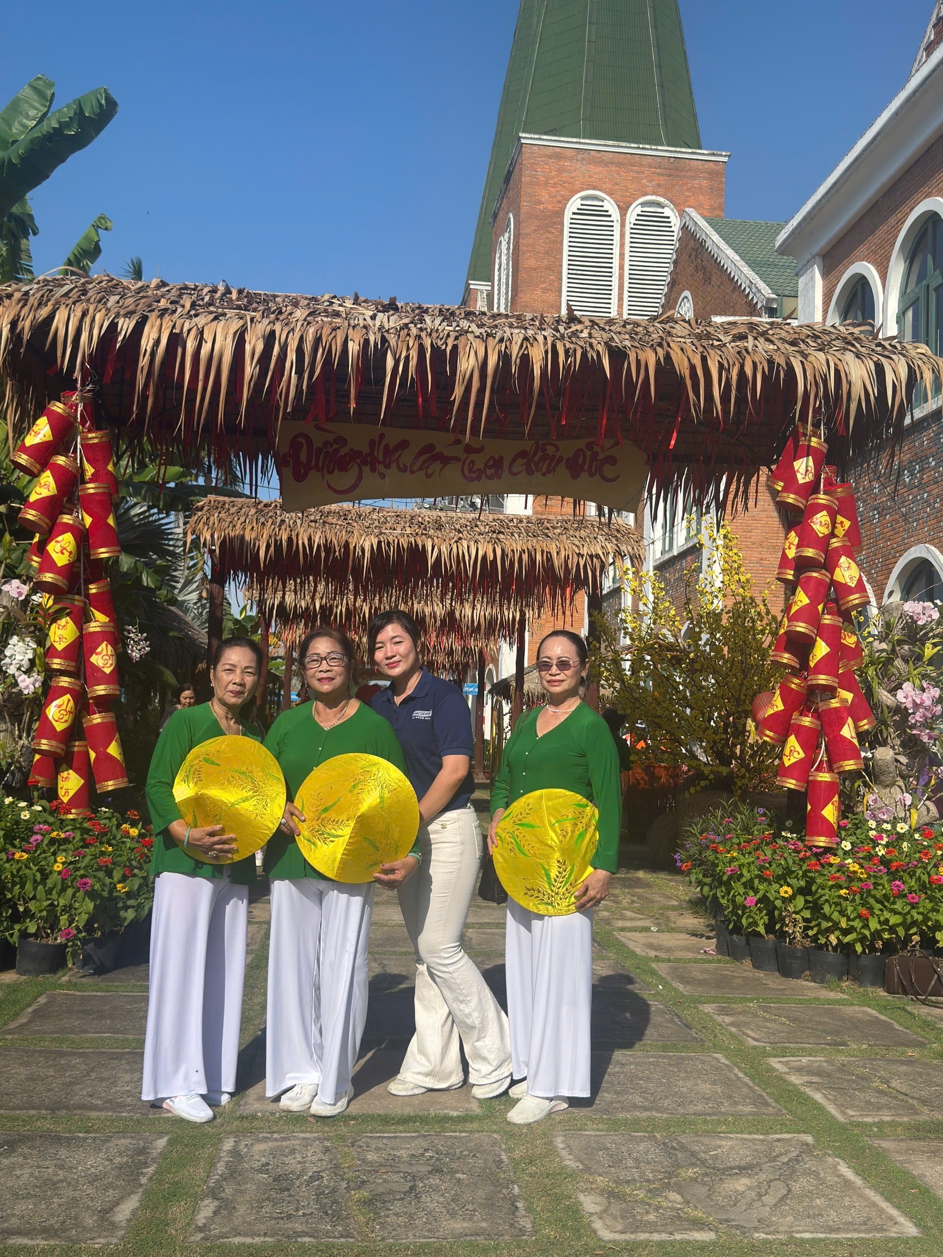 Mùng 1 Tết, “biển người” đổ về Miếu Bà Chúa Xứ núi Sam - Ảnh 14.