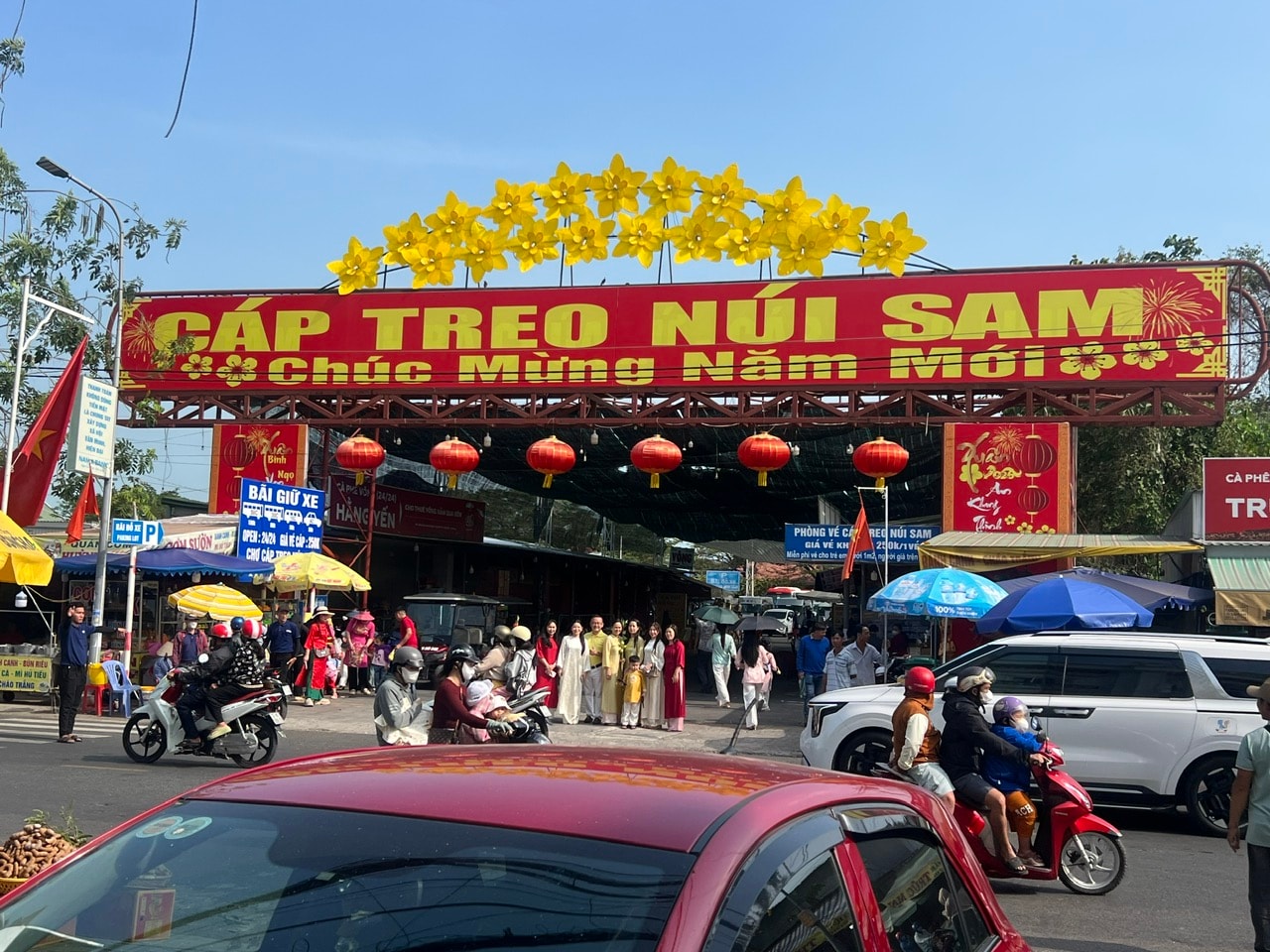 Mùng 1 Tết, “biển người” đổ về Miếu Bà Chúa Xứ núi Sam - Ảnh 4.