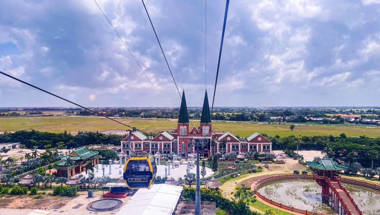 Mùng 1 Tết, “biển người” đổ về Miếu Bà Chúa Xứ núi Sam - Ảnh 6.