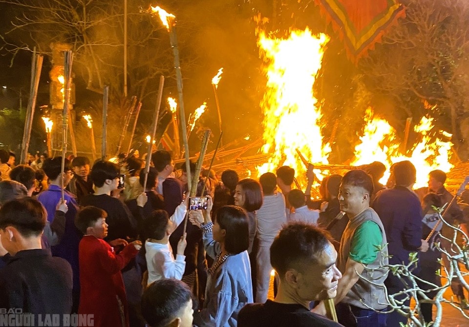 Cả làng ở Thanh Hóa rủ nhau ra đình làng xin lửa đêm Giao thừa - Ảnh 1.
