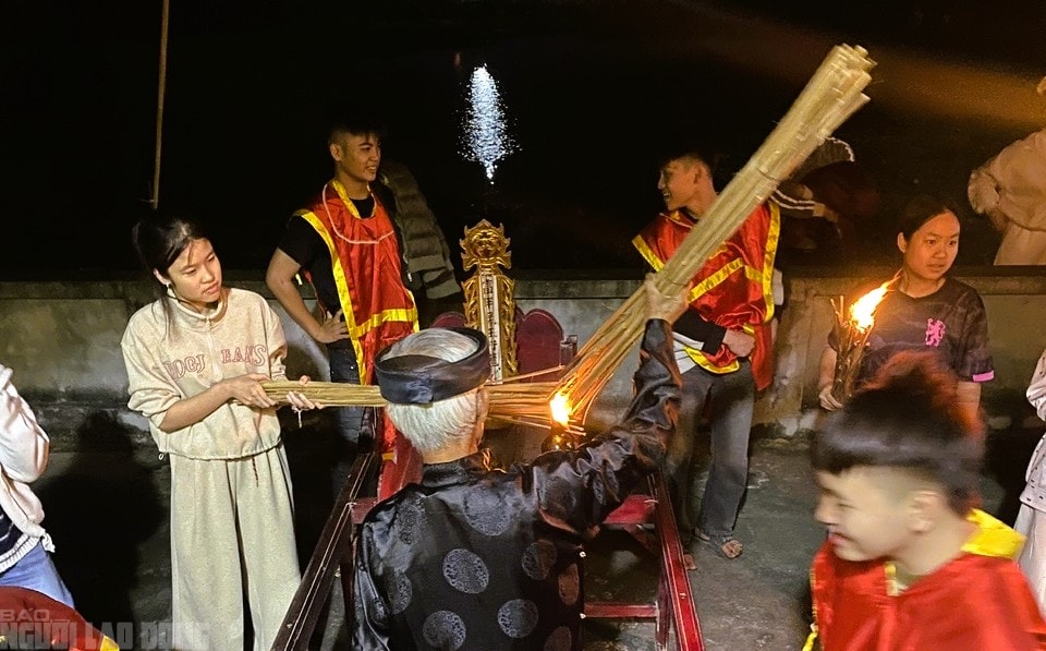 Cả làng ở Thanh Hóa rủ nhau ra đình làng xin lửa đêm Giao thừa - Ảnh 5.