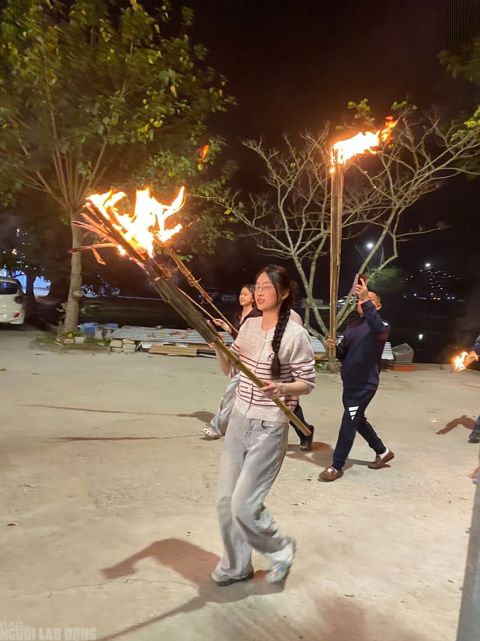 Cả làng ở Thanh Hóa rủ nhau ra đình làng xin lửa đêm Giao thừa - Ảnh 8.