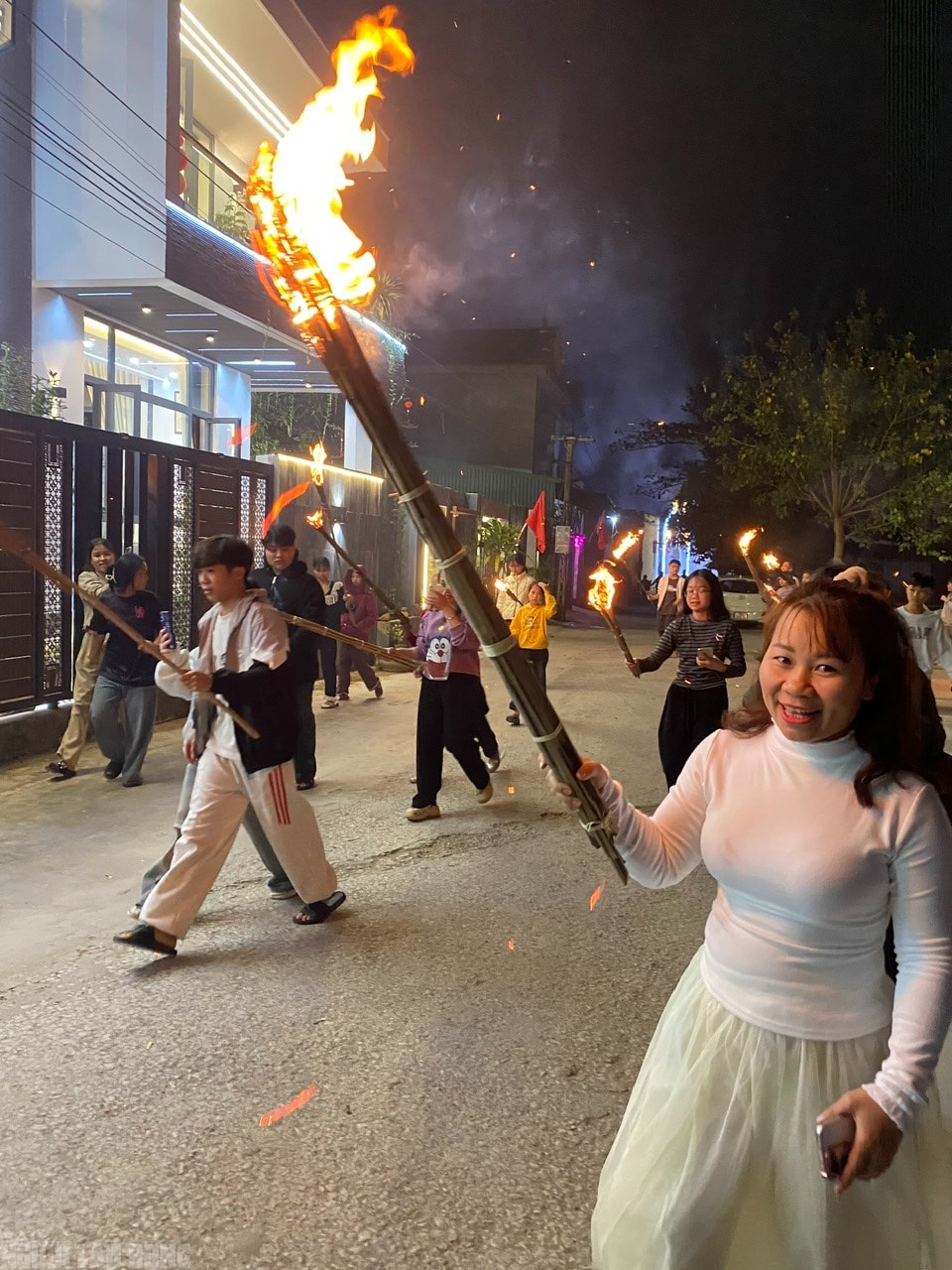 Cả làng ở Thanh Hóa rủ nhau ra đình làng xin lửa đêm Giao thừa - Ảnh 9.